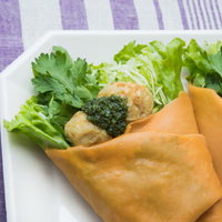 採れたてで新鮮だと癖がない春菊「ジェノベーゼのベジクレープ 」の写真