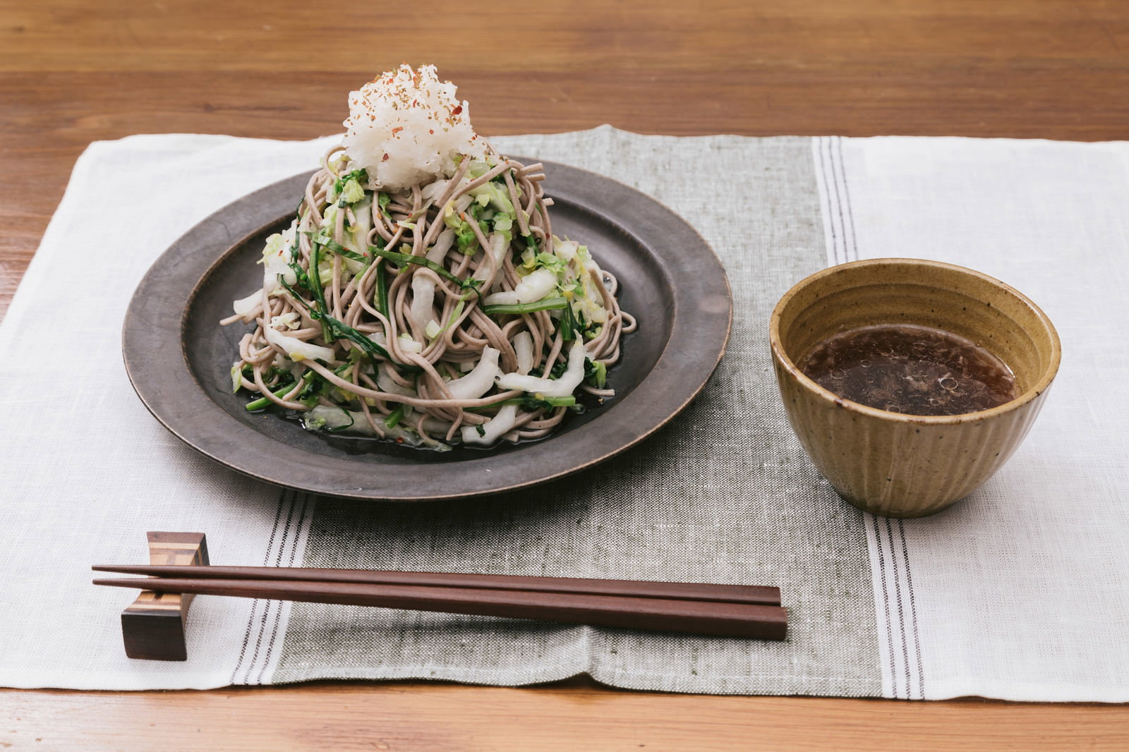 グレーのプレートに盛られた蕎麦に大根おろし、長ネギ、豆もやしをのせ、白ゴマを振った大盛りダイエットおろしそば