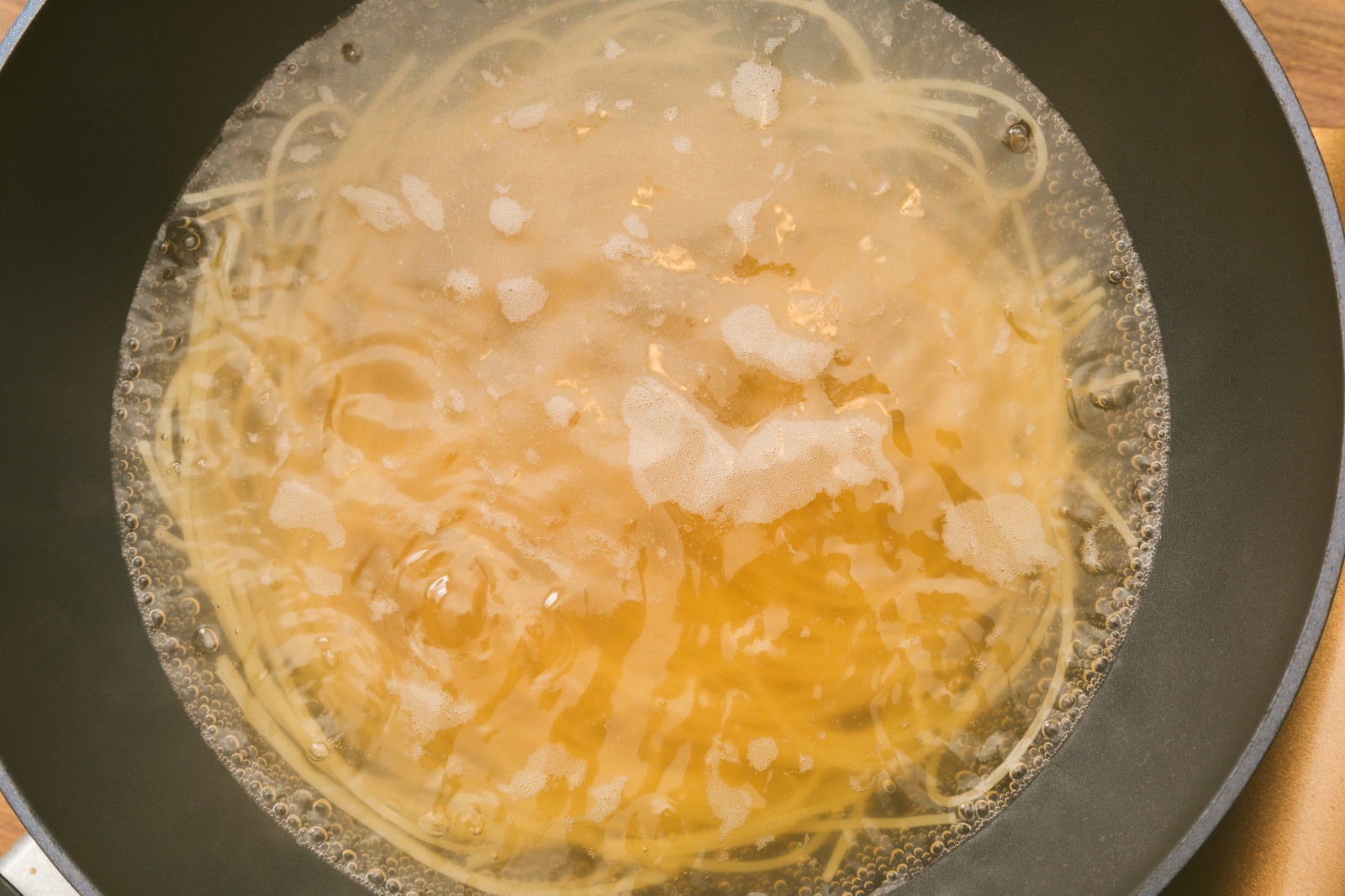 沸騰した湯の中でボイルするスパゲティ