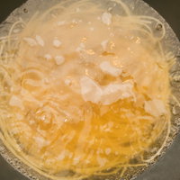 沸騰した湯の中でボイルするスパゲティパスタの写真