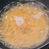 沸騰したお湯でスパゲティを茹でる調理風景の写真