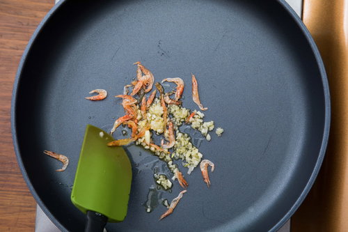 フライパンにオリーブ油、にんにく、桜エビを入れて炒める