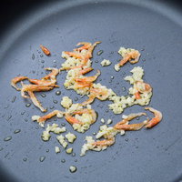 にんにくと桜エビの風味が食欲を掻き立てるフライパン調理の写真