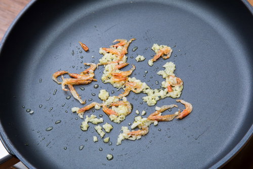 にんにくと桜エビの風味が食欲を掻き立てるフライパン調理