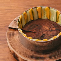 薄切りにしたコリンキーときゅうりを白い器に並べるの写真