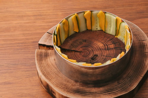 薄切りにしたコリンキーときゅうりを白い器に並べる