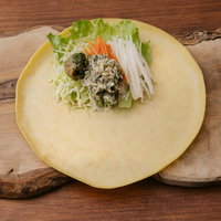 クレープの皮と野菜トッピングの準備、レタスとニンジンの盛り付けの写真