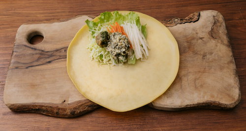 クレープの皮と野菜トッピングの準備、レタスとニンジンの盛り付け