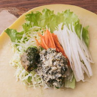 野菜たっぷりのベジクレープ、黄色い皿盛りの写真