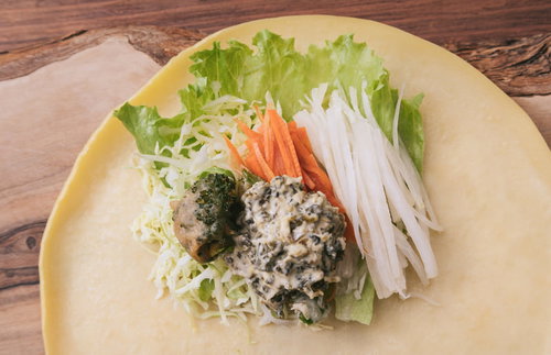 野菜たっぷりのベジクレープ、黄色い皿盛り