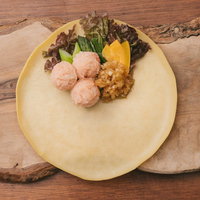 明太ポテトとアスパラ、コリンキーなどのトッピングをのせたベジクレープの写真