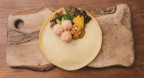 明太ポテトとアスパラ、コリンキーなどのトッピングをのせたベジクレープ