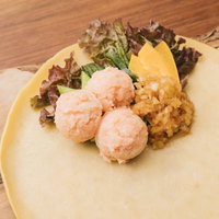 明太ポテトと野菜のベジクレープの盛り付けの写真