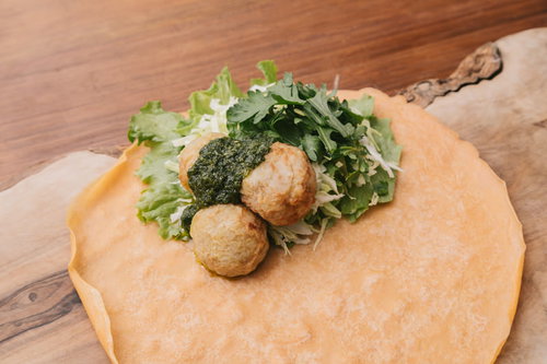 新鮮な春菊とレタスに包まれた野菜クレープ