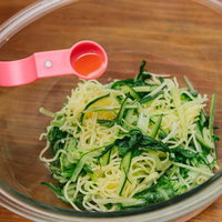 中華蒸し麺、きゅうり（100g）、水菜（100g）を加熱したらごま油を和えるの写真