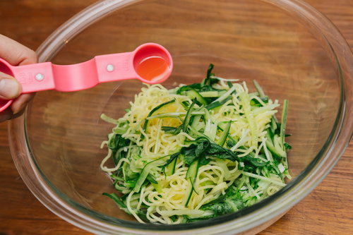 中華蒸し麺、きゅうり（100g）、水菜（100g）を加熱したらごま油を和える