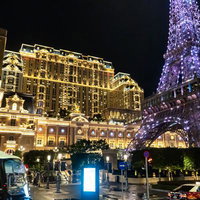 ライトアップされたマカオの複合施設パリジャン・マカオとエッフェル塔レプリカの写真