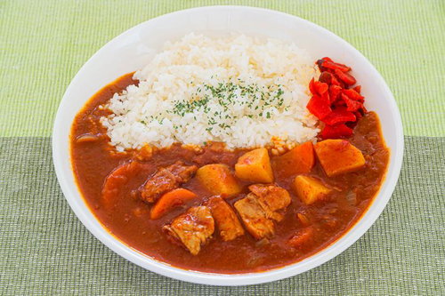 白いお皿に盛られた福神漬とカレーライス