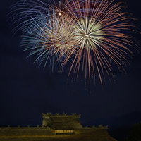 三春町の夜空を彩る三春花火、古い城跡を背景に打ち上がる大輪の写真