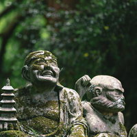 苔むした羅漢石像が並ぶ東堂山満福寺の境内の写真