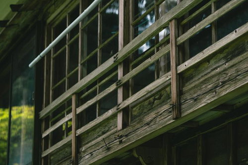 東堂山満福寺の苔むした古い木製格子窓と経年劣化の表情