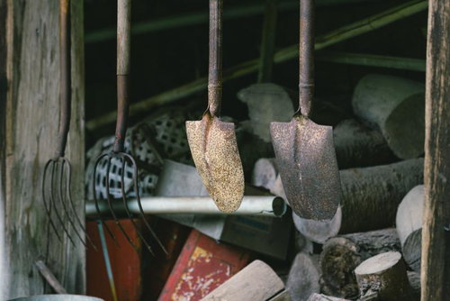 東堂山満福寺の境内に吊られた古い木製ラックのシャベルとスコップ