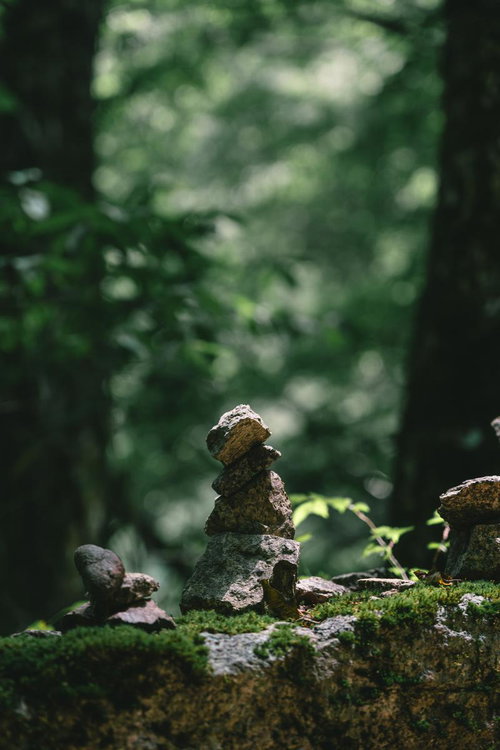 福島県田村市の行司ヶ滝、苔むした岩場に積まれたケルン