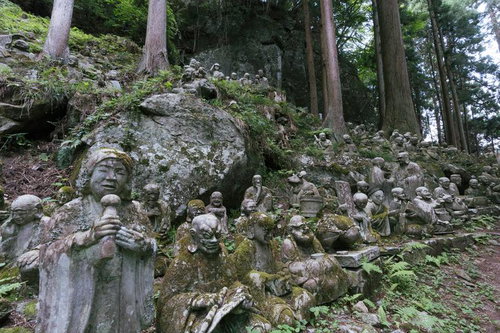 東堂山満福寺の苔むした羅漢石像が群立する境内風景