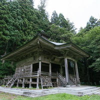 小野町の樹林に囲まれた東堂山満福寺の観音堂の写真
