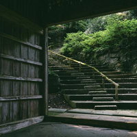 開かれた仁王門から眺める東堂山満福寺の石段の写真