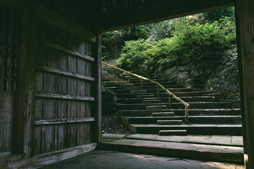 開かれた仁王門から眺める東堂山満福寺の石段