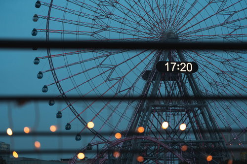 日が暮れた「コスモクロック21」