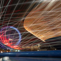 コスモワールドのスーパープラネットを長時間露光で撮影した光跡の写真