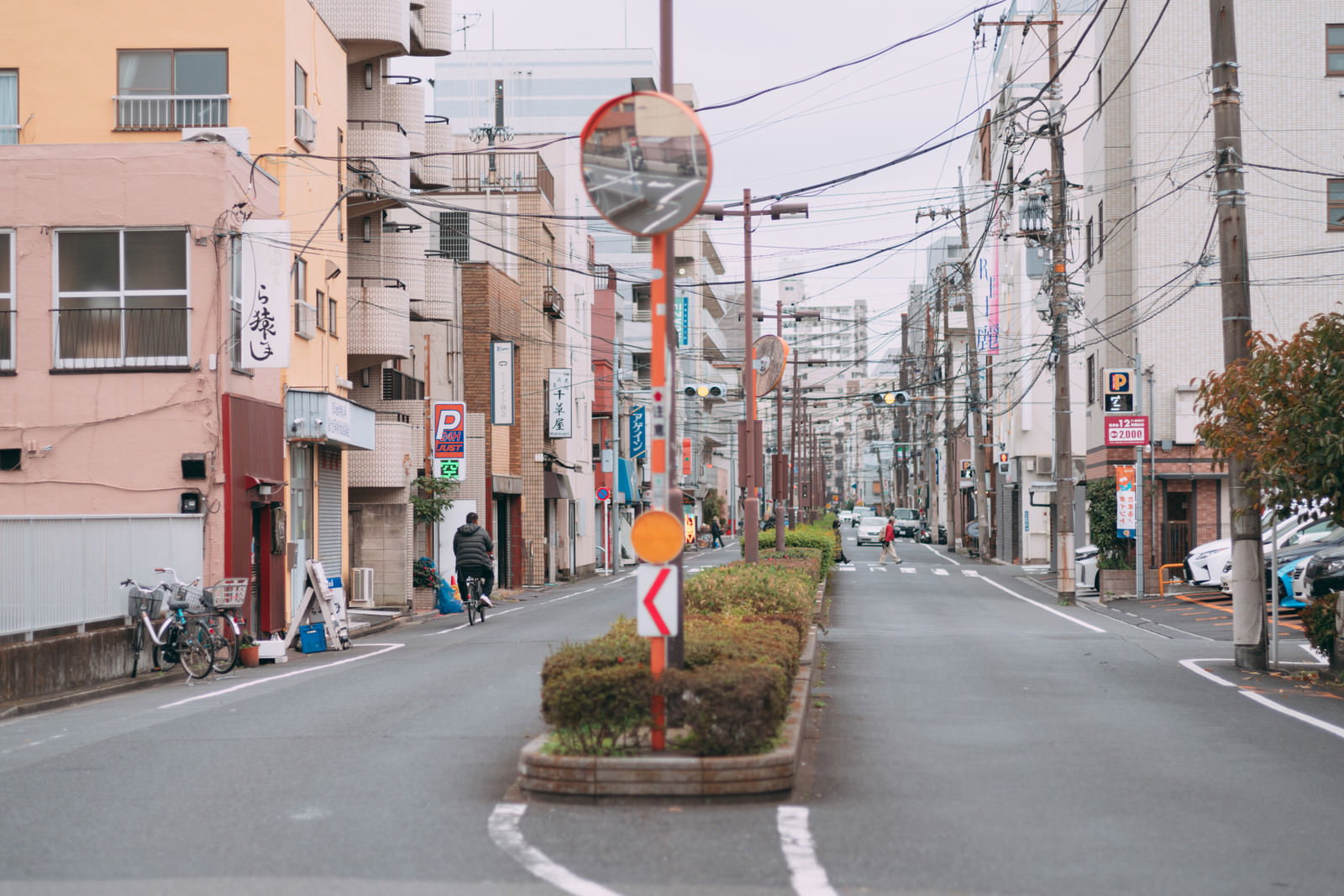 一直線に伸びる花園通りと両側に立ち並ぶ住宅街の風景