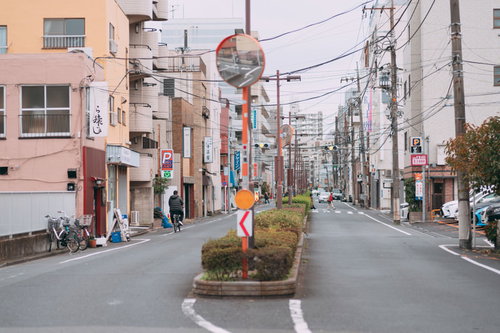 台東区吉原の一直線に伸びる花園通りの街並み