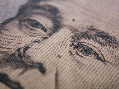 布地に置かれた一万円札の福沢諭吉肖像と金銭