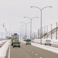 道路と路肩を区別する「視線誘導標」の写真