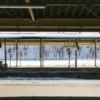 雪が残る網走駅のホームと待合室の写真