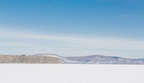 冬の網走湖からの雪景色と山並みを望む北海道の風景
