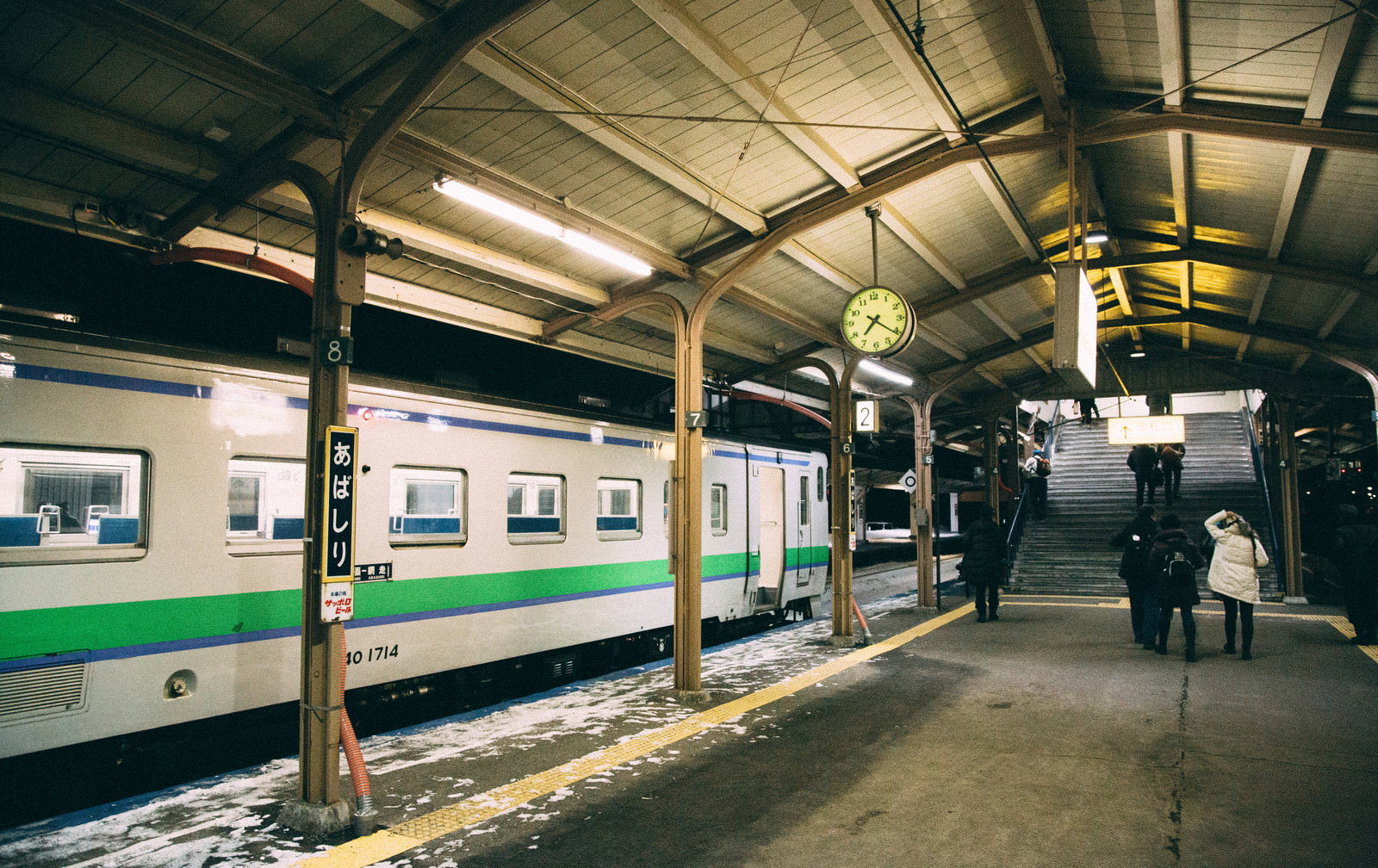夜の網走駅ホームに停車する電車