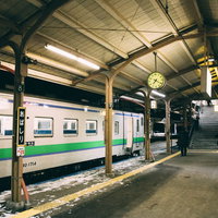 北海道網走駅のホームに停車する電車の夜景の写真