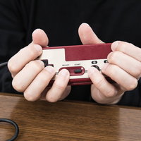 ファミコンのコントローラーをAC持ちで握る手元の写真