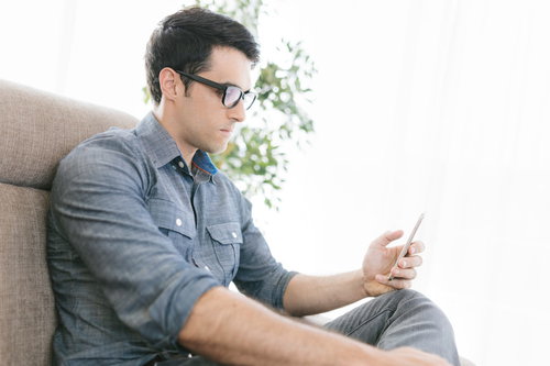 進捗状況をスマホで確認する休暇中のエンジニア男性