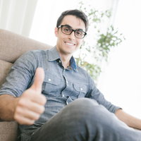 最高のアイデアだね！サムズアップする眼鏡の男性の写真