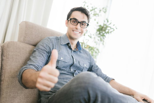 最高のアイデアだね！サムズアップする眼鏡の男性