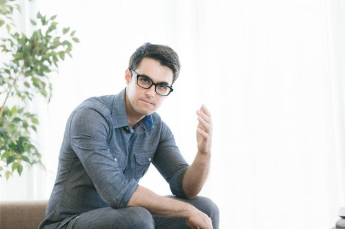 ヘルプマークをバッグに付けた女性