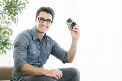 インスタ風撮るならフィルムカメラ使おうよ、眼鏡の男性