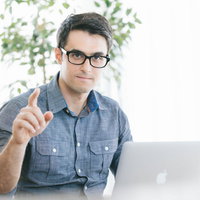 平静を装いながら脆弱性を指摘する海外エンジニア男性の写真