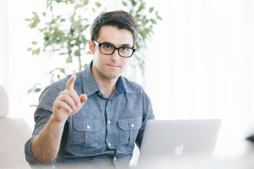 平静を装いながら脆弱性を指摘する海外エンジニア男性