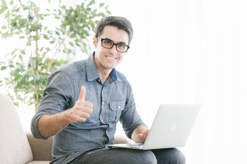 オフィスのデスクでLGTMサインを送るエンジニアのリアル